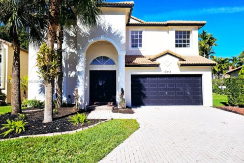 House in Pembroke Pines, Florida 5 bedrooms, 264.31 sq.m. № 2003411 - photo 1