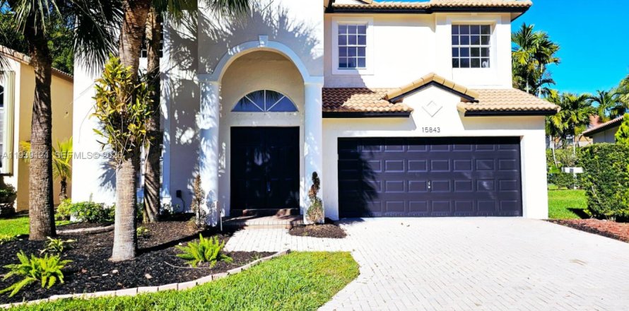 House in Pembroke Pines, Florida 5 bedrooms, 264.31 sq.m. № 2003411