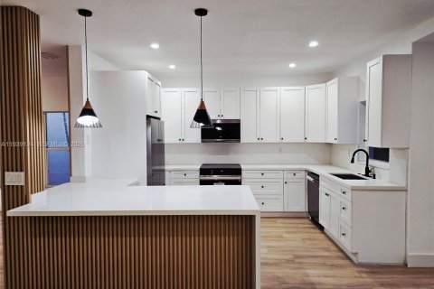 House in Pembroke Pines, Florida 5 bedrooms, 264.31 sq.m. № 2003411 - photo 4