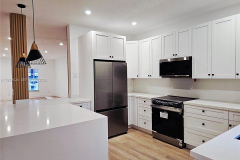 House in Pembroke Pines, Florida 5 bedrooms, 264.31 sq.m. № 2003411 - photo 20