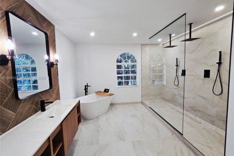 House in Pembroke Pines, Florida 5 bedrooms, 264.31 sq.m. № 2003411 - photo 5