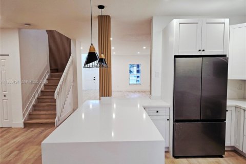 House in Pembroke Pines, Florida 5 bedrooms, 264.31 sq.m. № 2003411 - photo 15