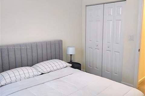 Townhouse in Hialeah, Florida 3 bedrooms, 158.68 sq.m. № 1864695 - photo 21