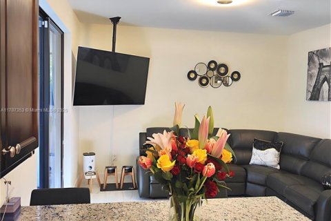 Townhouse in Hialeah, Florida 3 bedrooms, 158.68 sq.m. № 1864695 - photo 6