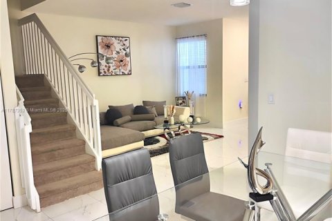Townhouse in Hialeah, Florida 3 bedrooms, 158.68 sq.m. № 1864695 - photo 4
