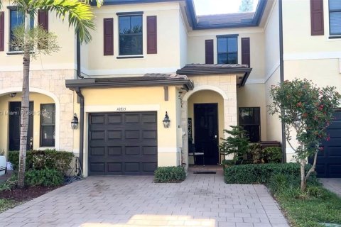 Townhouse in Hialeah, Florida 3 bedrooms, 158.68 sq.m. № 1864695 - photo 1