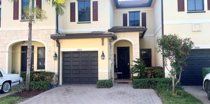 Townhouse in Hialeah, Florida 3 bedrooms, 158.68 sq.m. № 1864695