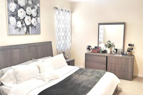 Townhouse in Hialeah, Florida 3 bedrooms, 158.68 sq.m. № 1864695 - photo 17