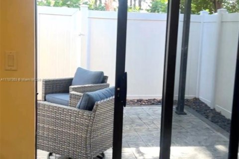 Townhouse in Hialeah, Florida 3 bedrooms, 158.68 sq.m. № 1864695 - photo 7