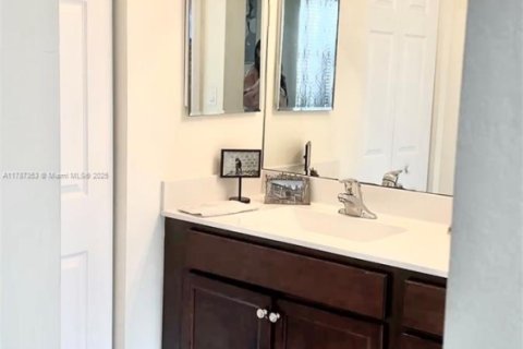 Townhouse in Hialeah, Florida 3 bedrooms, 158.68 sq.m. № 1864695 - photo 11