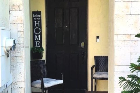 Townhouse in Hialeah, Florida 3 bedrooms, 158.68 sq.m. № 1864695 - photo 2