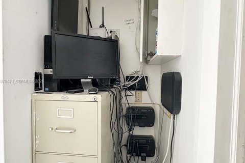 Propiedad comercial en venta en Doral, Florida № 2044431 - foto 8