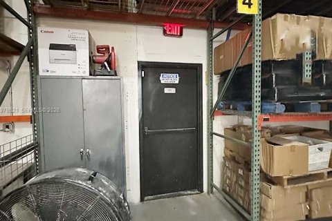 Propiedad comercial en venta en Doral, Florida № 2044431 - foto 13