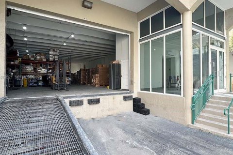 Propiedad comercial en venta en Doral, Florida № 2044431 - foto 3