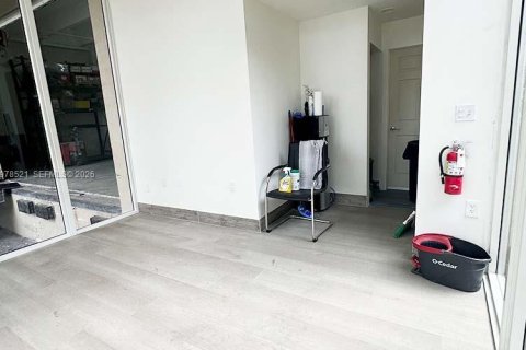 Propiedad comercial en venta en Doral, Florida № 2044431 - foto 6