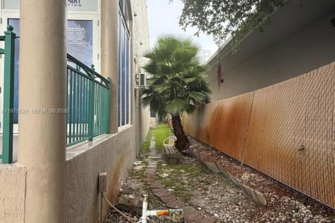 Propiedad comercial en venta en Doral, Florida № 2044431 - foto 28