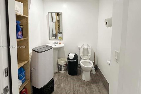 Propiedad comercial en venta en Doral, Florida № 2044431 - foto 7