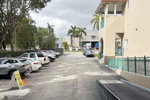 Propiedad comercial en venta en Doral, Florida № 2044431 - foto 4