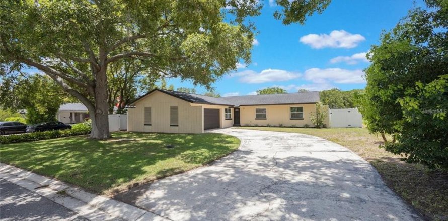 House in Casselberry, Florida 4 bedrooms, 135.08 sq.m. № 1917078