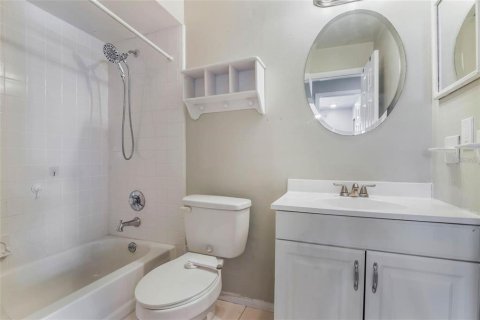 House in Casselberry, Florida 4 bedrooms, 135.08 sq.m. № 1917078 - photo 17
