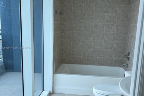 Снять в аренду кондоминиум в Майами, Флорида 1 спальня, 98.1м2, № 2262058 - фото 4