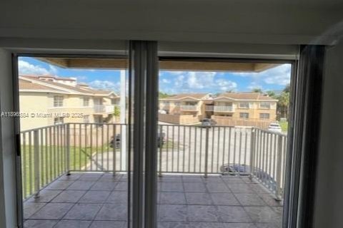 Снять в аренду кондоминиум в Дорал, Флорида 2 спальни, 98.48м2, № 1948319 - фото 3