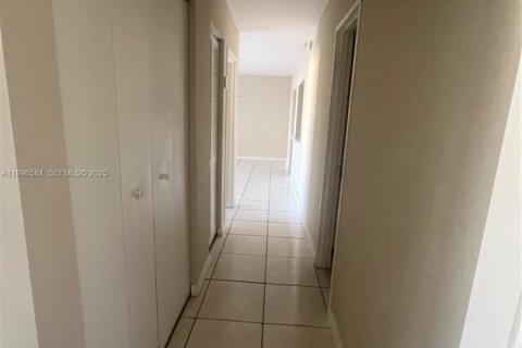 Снять в аренду кондоминиум в Дорал, Флорида 2 спальни, 98.48м2, № 1948319 - фото 8