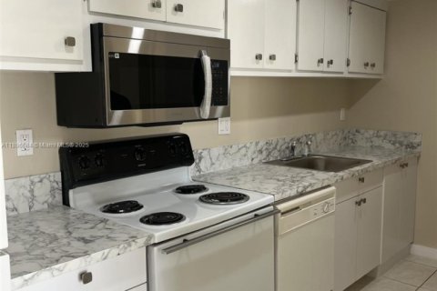 Снять в аренду кондоминиум в Дорал, Флорида 2 спальни, 98.48м2, № 1948319 - фото 1