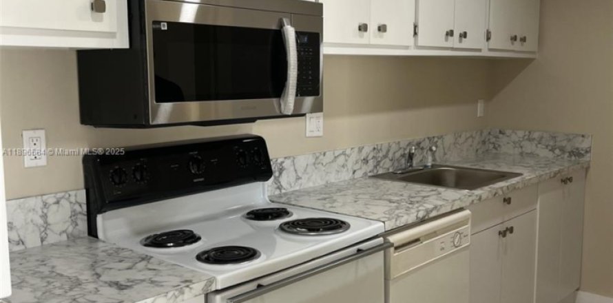 Кондоминиум с 2 спальнями в Дорал, Флорида № 1948319