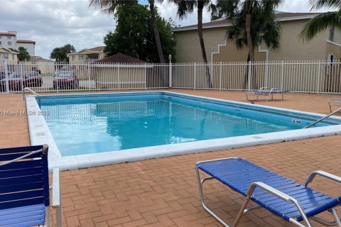 Снять в аренду кондоминиум в Дорал, Флорида 2 спальни, 98.48м2, № 1948319 - фото 6