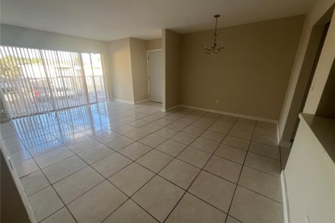 Снять в аренду кондоминиум в Дорал, Флорида 2 спальни, 98.48м2, № 1948319 - фото 9