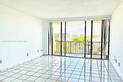Condominio en venta en North Miami, Florida, 2 dormitorios, 109.81 m2 № 1961201 - foto 5