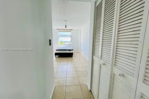 Condominio en venta en North Miami, Florida, 2 dormitorios, 109.81 m2 № 1961201 - foto 18