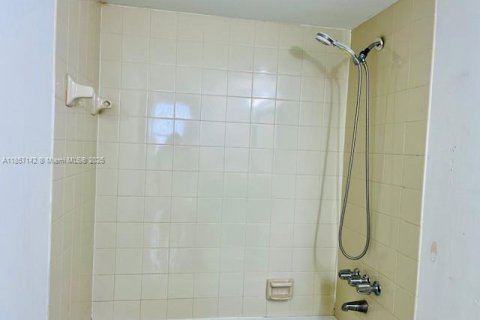 Condominio en venta en North Miami, Florida, 2 dormitorios, 109.81 m2 № 1961201 - foto 16
