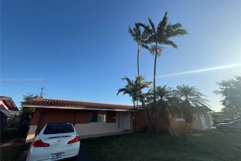 Casa en venta en Pembroke Pines, Florida, 3 dormitorios, 128.95 m2 № 1992431 - foto 1