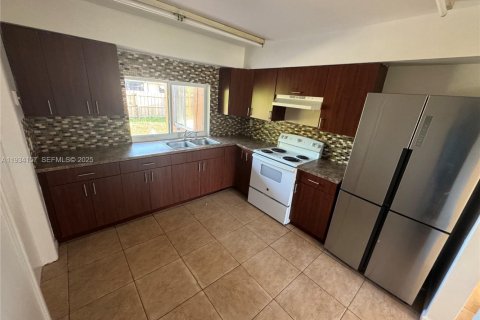 Casa en venta en Pembroke Pines, Florida, 3 dormitorios, 128.95 m2 № 1992431 - foto 6