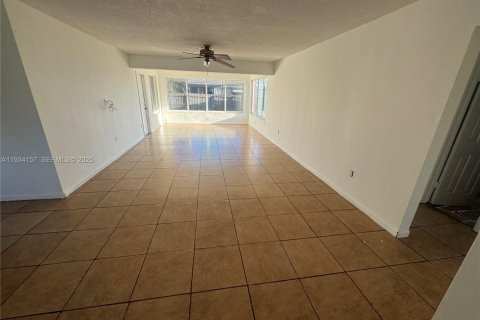 Casa en venta en Pembroke Pines, Florida, 3 dormitorios, 128.95 m2 № 1992431 - foto 2