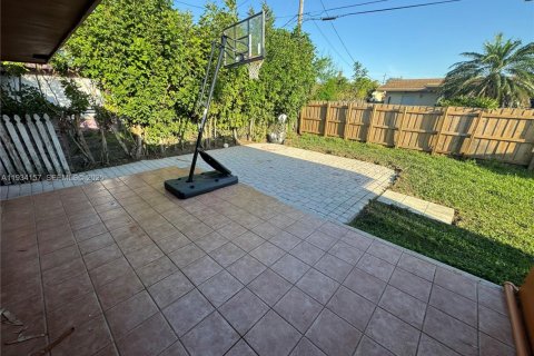 Casa en venta en Pembroke Pines, Florida, 3 dormitorios, 128.95 m2 № 1992431 - foto 15