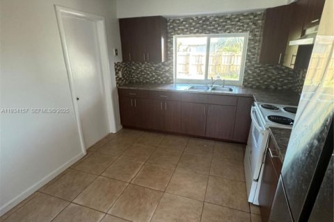 Casa en venta en Pembroke Pines, Florida, 3 dormitorios, 128.95 m2 № 1992431 - foto 5