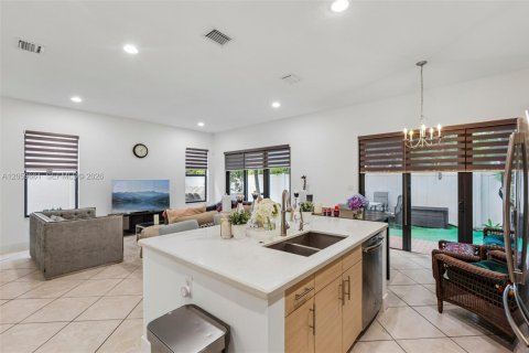 House in Hialeah, Florida 5 bedrooms, 226.31 sq.m. № 2264421 - photo 18