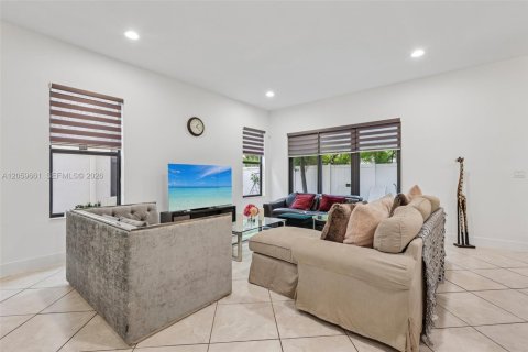 House in Hialeah, Florida 5 bedrooms, 226.31 sq.m. № 2264421 - photo 10