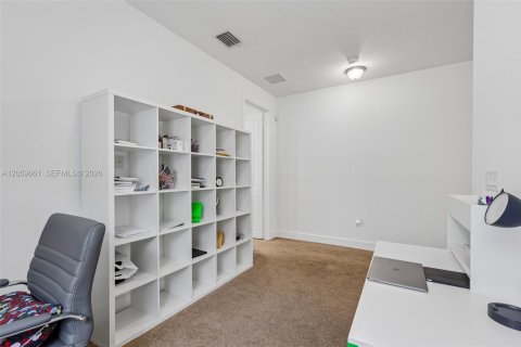 House in Hialeah, Florida 5 bedrooms, 226.31 sq.m. № 2264421 - photo 26