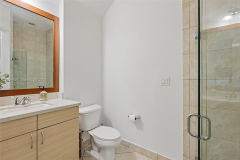 House in Hialeah, Florida 5 bedrooms, 226.31 sq.m. № 2264421 - photo 20