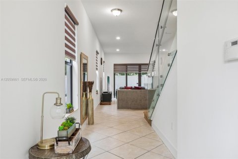 House in Hialeah, Florida 5 bedrooms, 226.31 sq.m. № 2264421 - photo 6