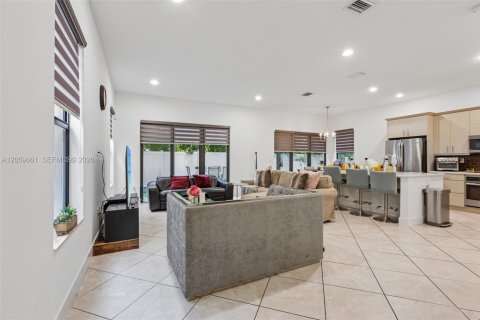 House in Hialeah, Florida 5 bedrooms, 226.31 sq.m. № 2264421 - photo 8