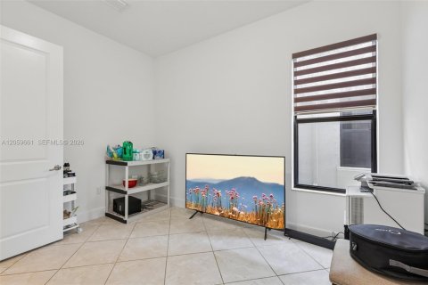 House in Hialeah, Florida 5 bedrooms, 226.31 sq.m. № 2264421 - photo 23