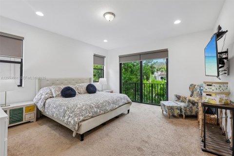 House in Hialeah, Florida 5 bedrooms, 226.31 sq.m. № 2264421 - photo 29