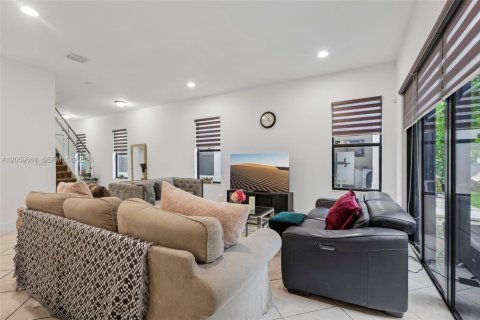 House in Hialeah, Florida 5 bedrooms, 226.31 sq.m. № 2264421 - photo 11