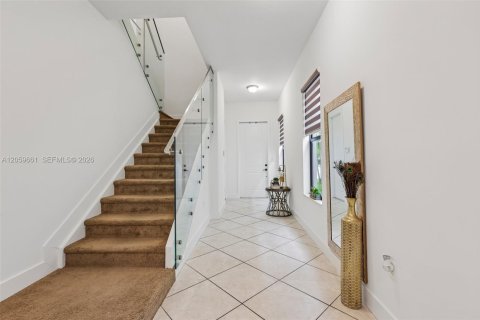 House in Hialeah, Florida 5 bedrooms, 226.31 sq.m. № 2264421 - photo 7