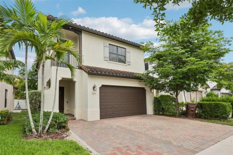 House in Hialeah, Florida 5 bedrooms, 226.31 sq.m. № 2264421 - photo 3